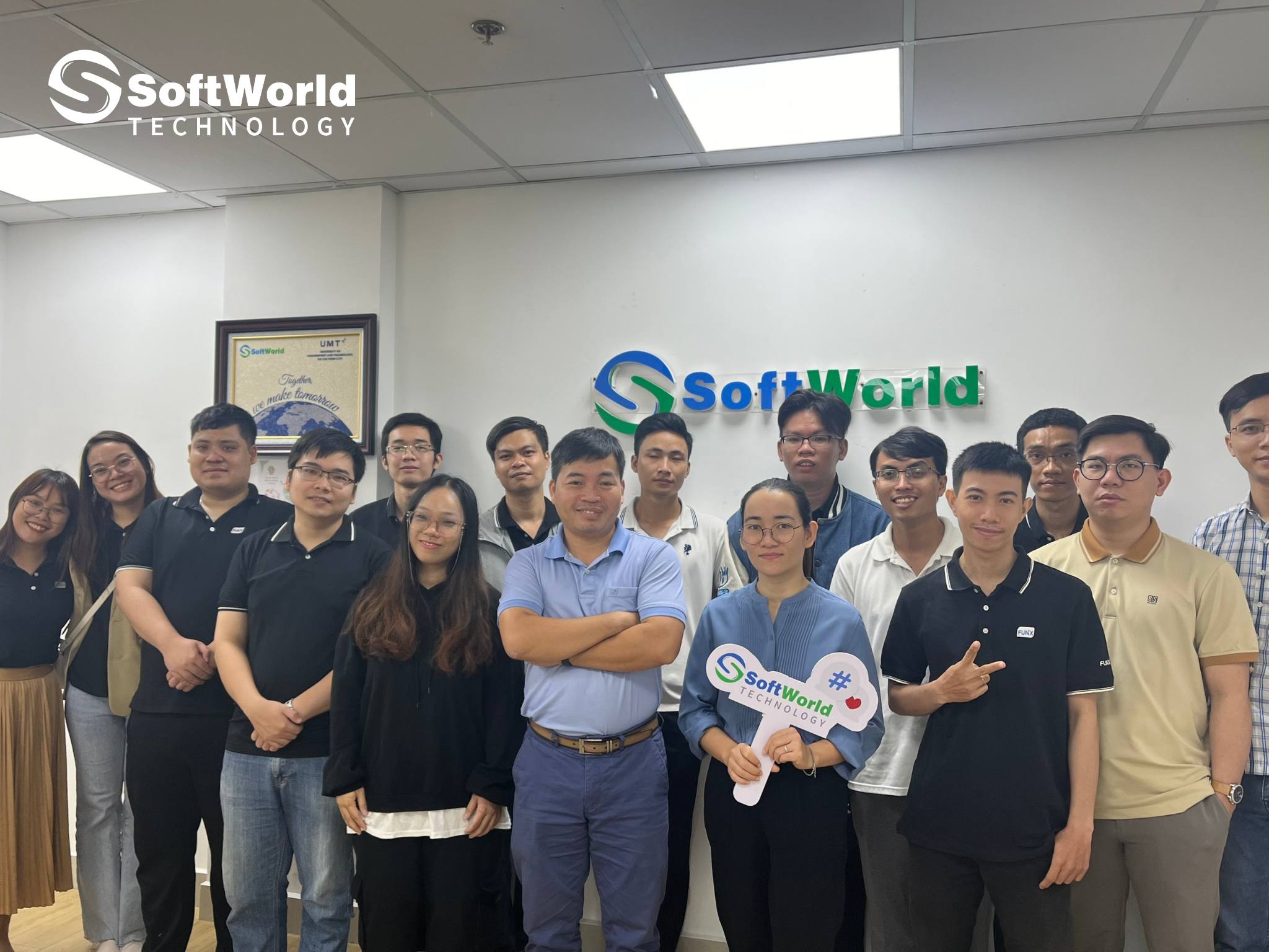 SoftWorld Việt Nam Chào Mừng Đoàn Sinh Viên ĐH FUNiX Đến Thăm Quan Văn ...