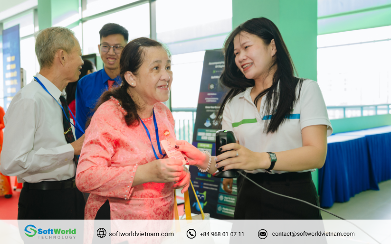 SoftWorld hỗ trợ đại biểu check-in tự động