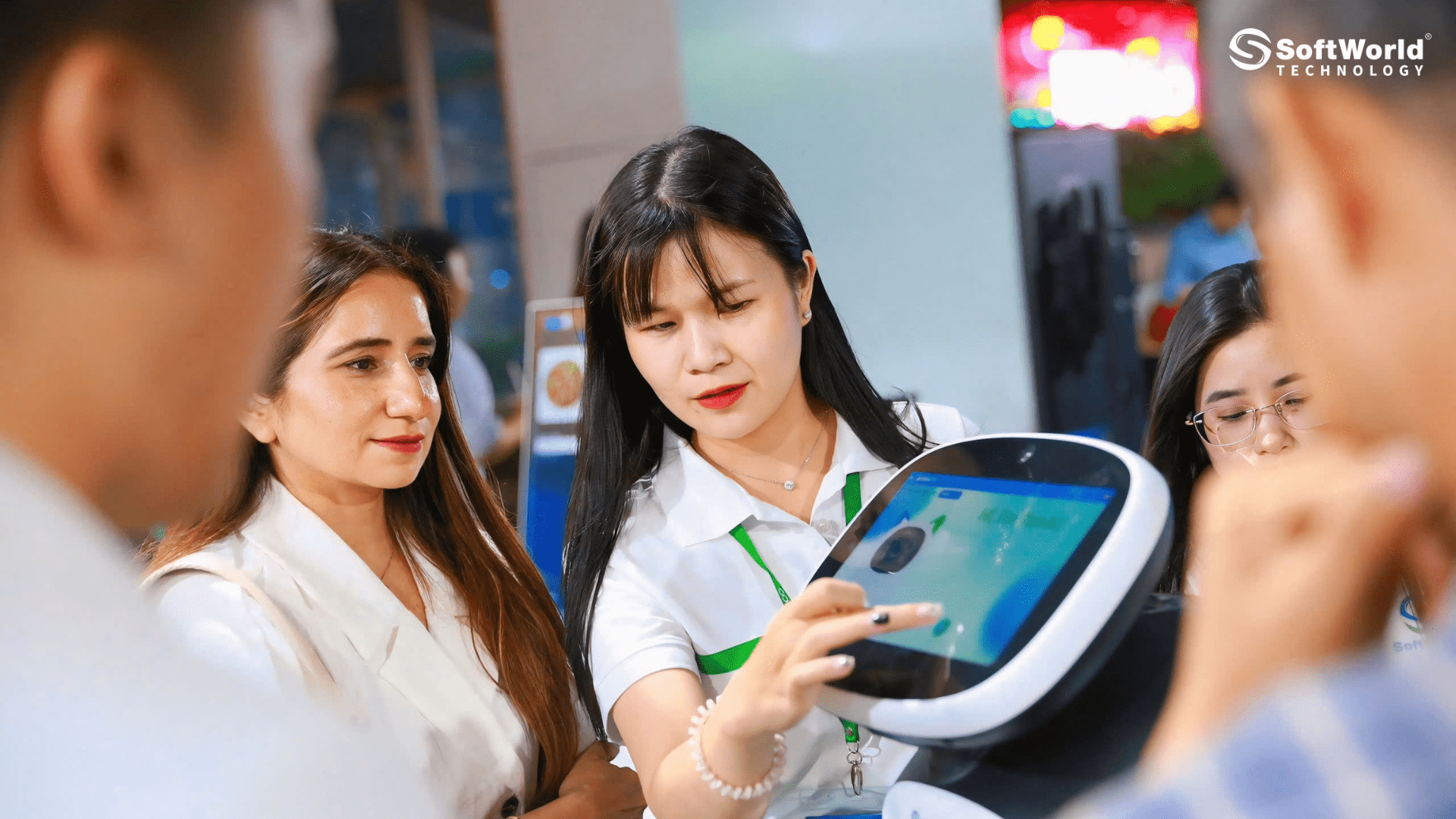 SoftWorld mang TomAI Robotics triển lãm