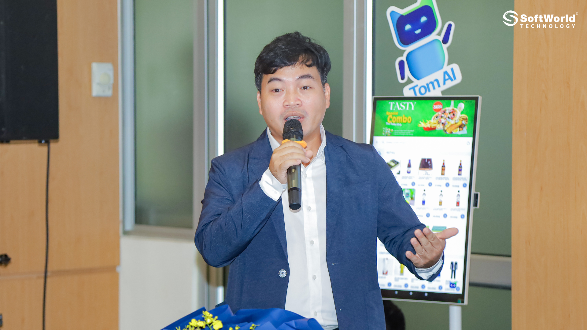 Ông Huỳnh Đình Nhiên chia sẻ về quá trình thực hiện dự án tại buổi lễ 