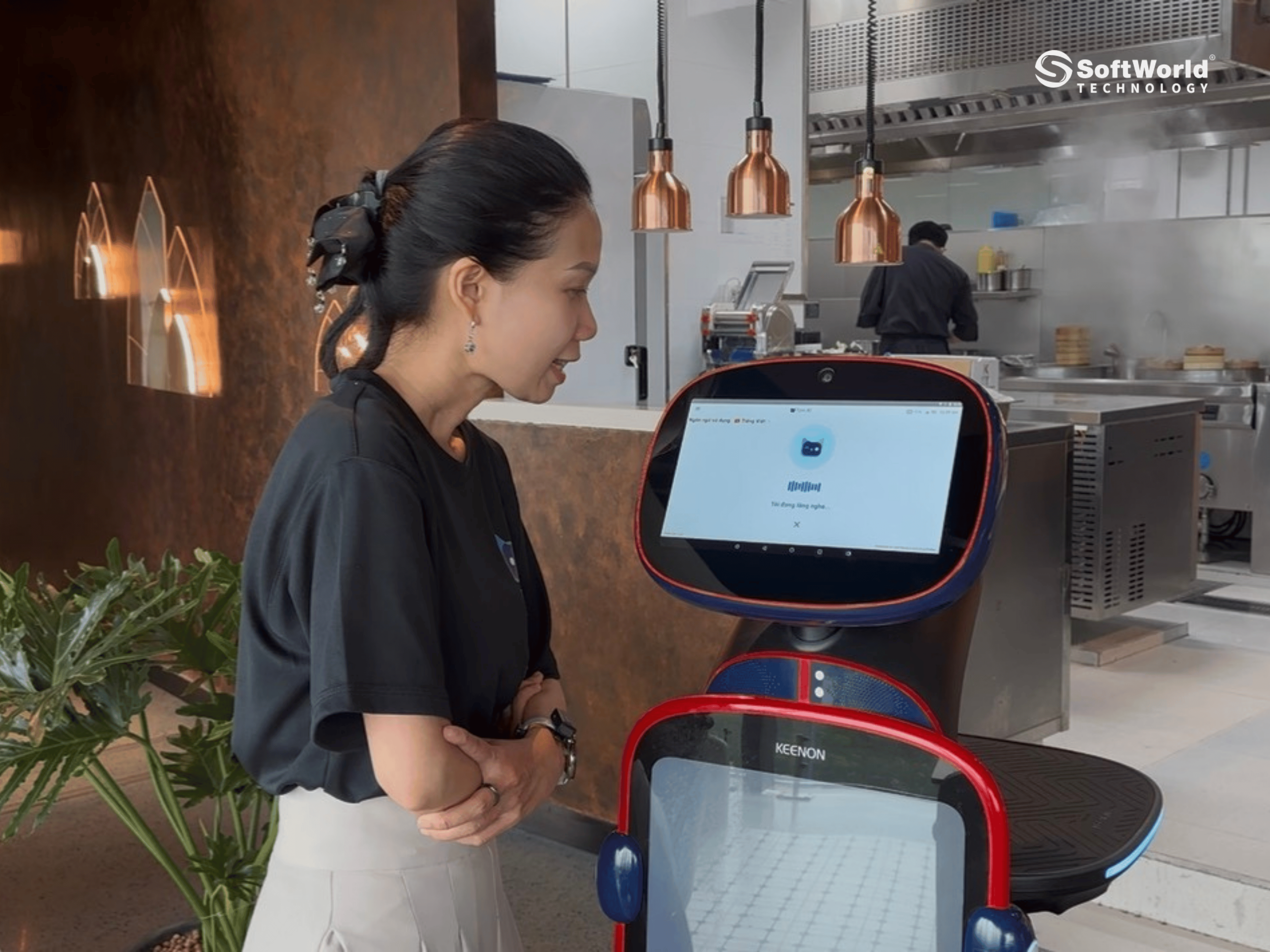 TomAI Robotics tương tác giọng nói với khách hàng trong nhà hàng Red Junk